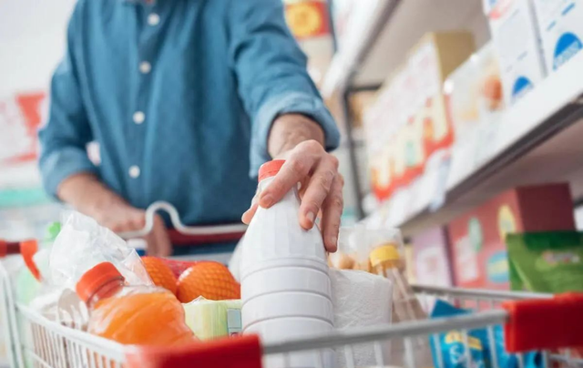 |为什么蒙牛和伊利越来越不被年轻人喜欢了?看完之后你还会喝吗?