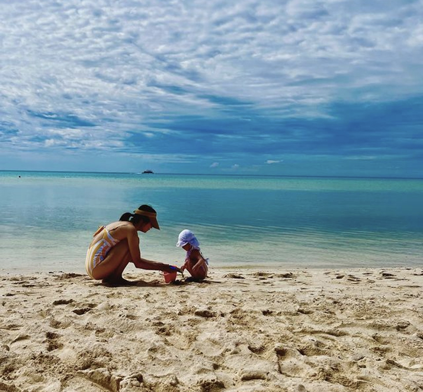 41岁陈法拉近状曝光，与老公品红酒共度感恩节，纯素颜露面超接地气