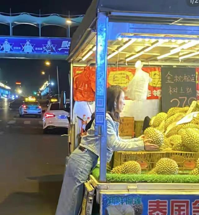 黄婷婷|42岁马苏近照曝光，逛路边摊买榴莲，身材苗条背影很吸晴