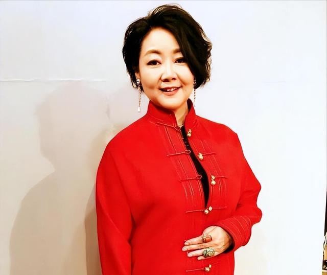 萨日娜：结婚33年只生孩子不做饭，帅气演员丈夫潘军却把她宠成宝