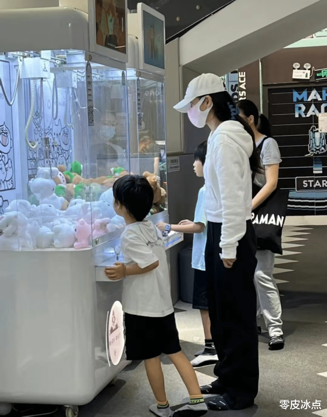 黄晓明新欢未婚却带娃，侧脸神似赵薇，网友：难怪杨颖死守抚养权