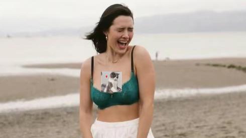 钟丽缇大女儿再惹争议！大胆晒穿内衣摆拍照，性感好身材暴露无遗