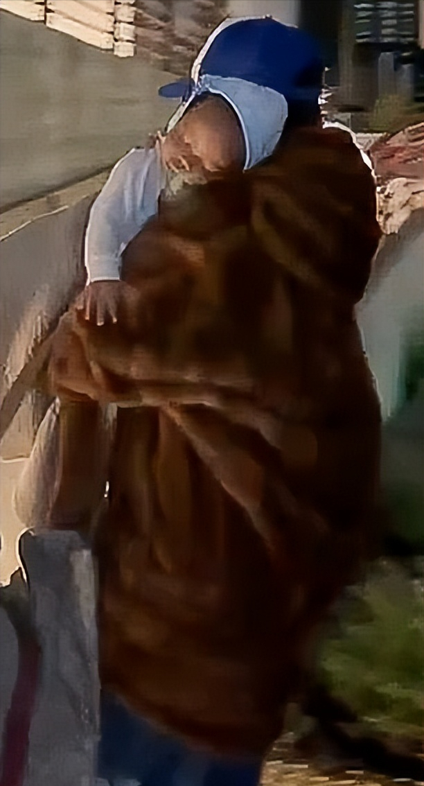 蕾哈娜 蕾哈娜太猛!挺着6个月二胎孕肚还抱着大儿子亮相,换新发型太纯