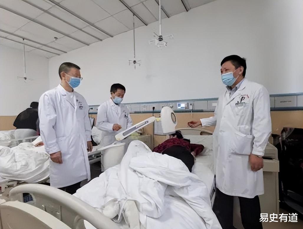 医院|父亲躺在病床上,情人卷钱走人,妈妈回家不出门,他靠借钱过日子!