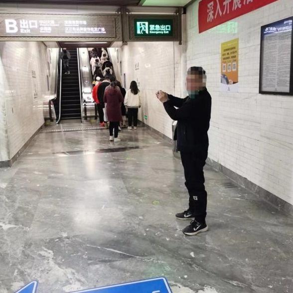 一人掩护一人下手,两男子地铁站偷手机,民警视频追踪将其抓获