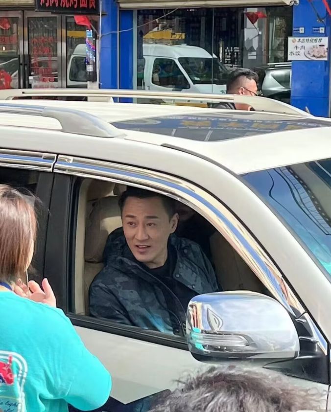 毛晓彤|拉萨偶遇毛晓彤录节目，身材小巧气质出众，与蔡文静对比太明显