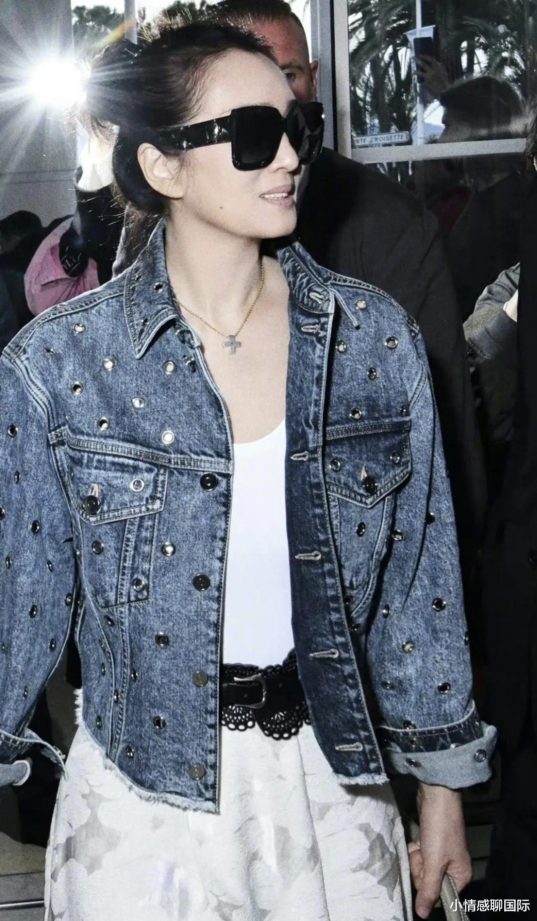 巩俐|巩俐穿万元牛仔褂去戛纳，手提3.8万包包太豪横，外国老公引热议