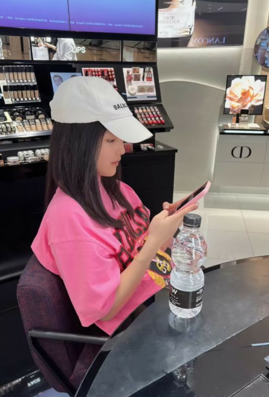 |李湘晒与王诗龄国内日常,坐豪车上喝美白饮品,手上名表超170万