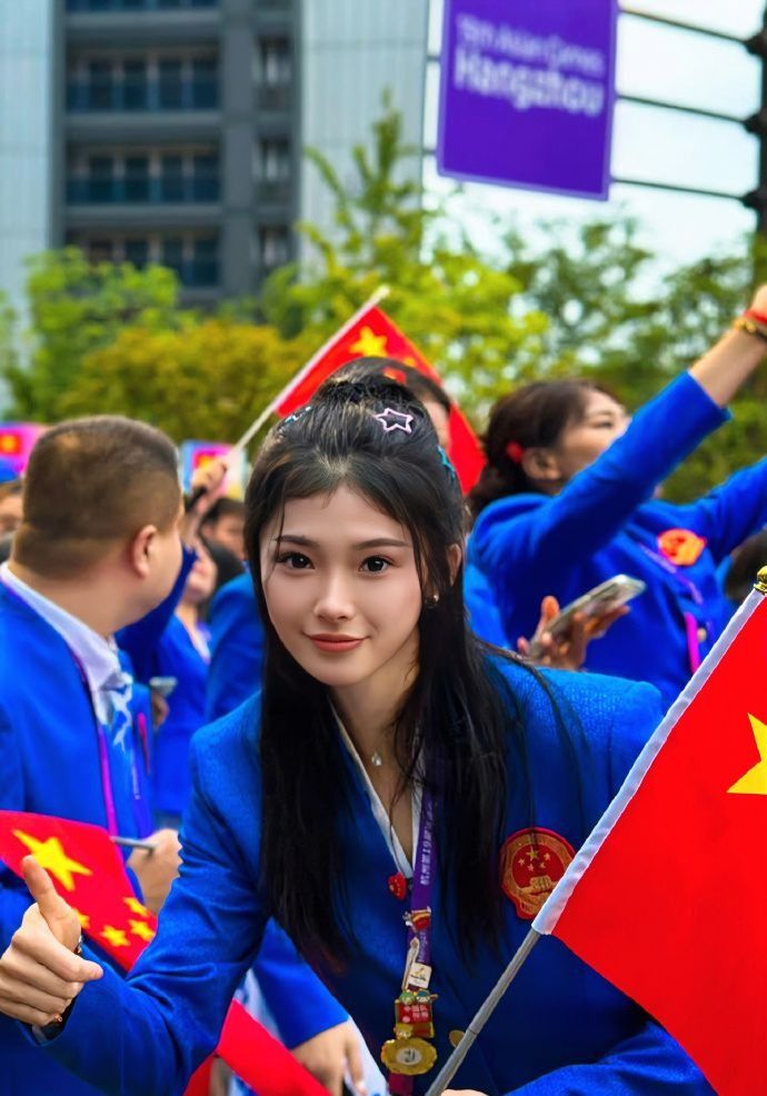 吴艳妮生图曝光,身材魁梧壮实,动作粗鲁,戴钻石项链相当奢华