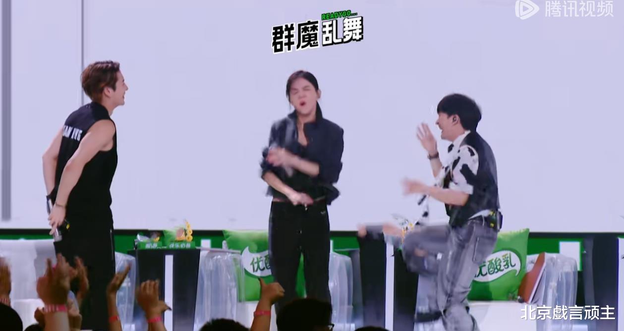 舞台2023：选手舞台甜蜜撒糖，周深无实物表演，拉满节目喜剧效果