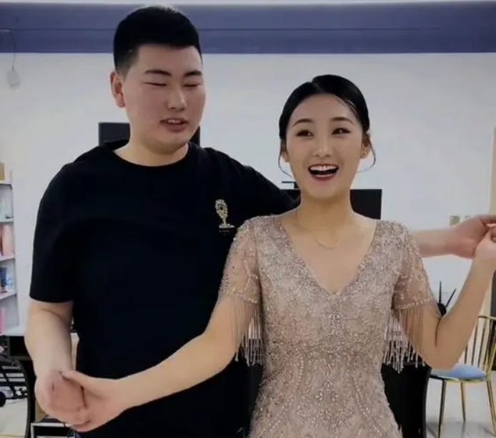 章子怡|陈亚男婚纱照曝光,男方比小伟帅,咬耳朵表情幸福,网友:太缺德