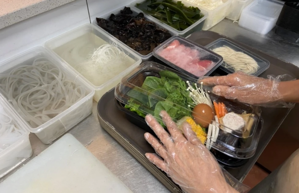 预制菜创始人郑义回应预制菜,网友反击:你自己吃吗?