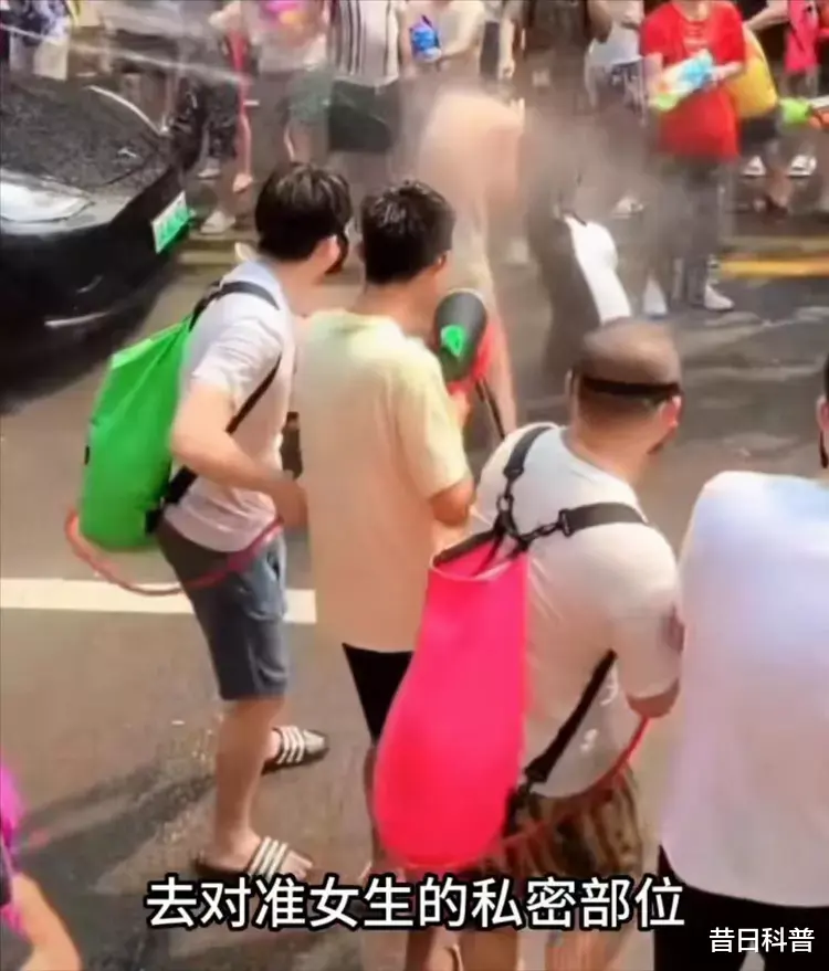 饮食|生理期被撕雨衣泼隐秘部位,泼水节变流氓节,人若恶俗不分男女