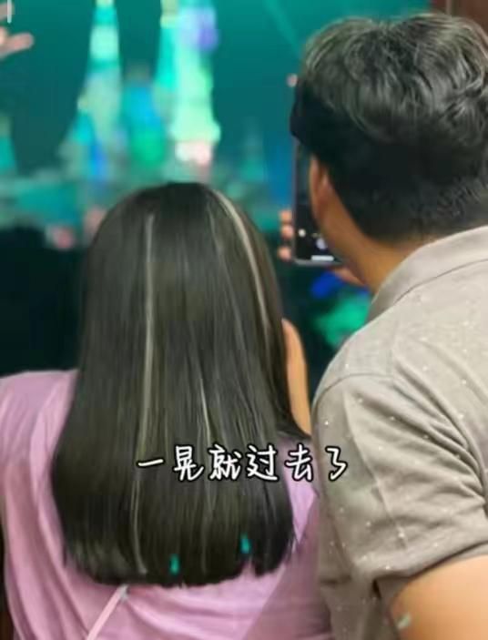 王岳伦送女儿回英国上学,王诗龄不舍落泪,父女温情时刻感人至深