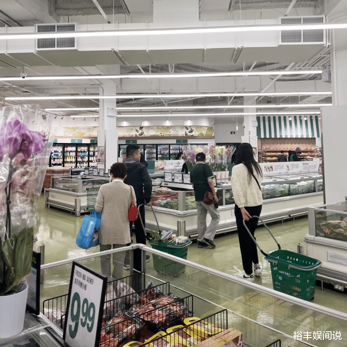 王祖贤现身多伦多超市买菜!粉丝求合影遭婉拒,腰部肥肉好明显