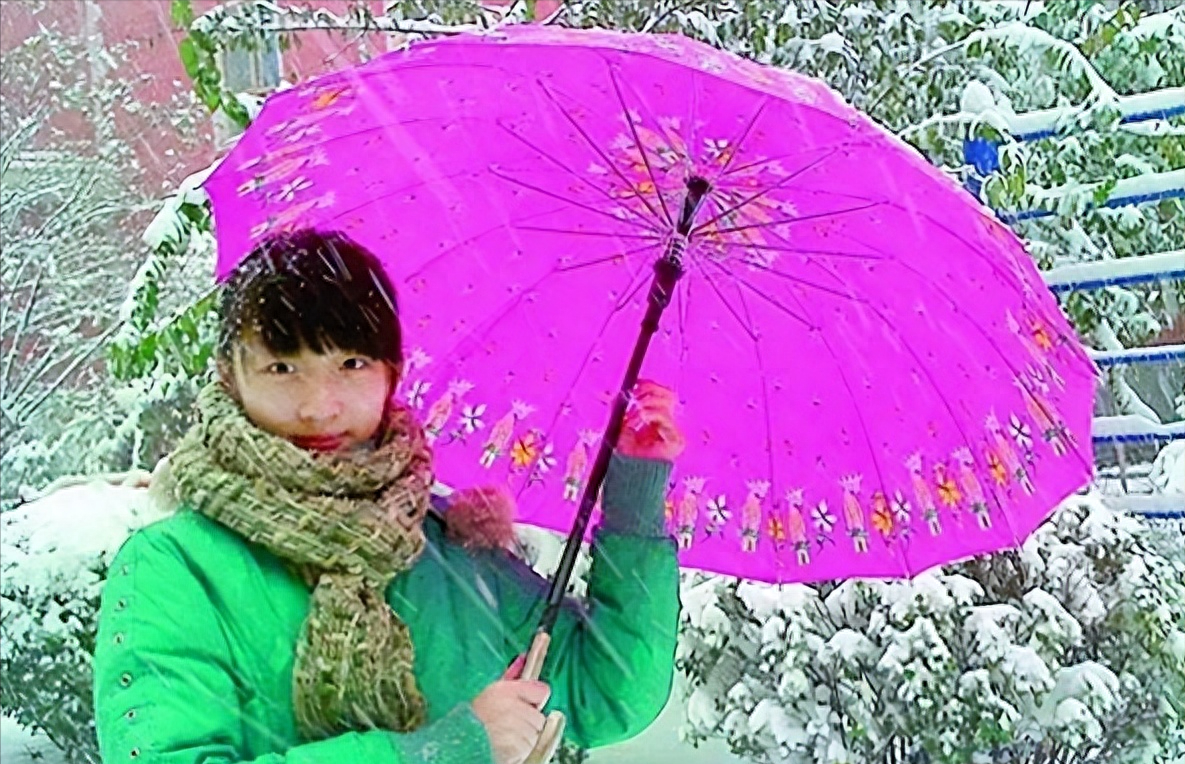 私生活混乱,不拉窗帘与男友玩“拔萝卜”,周冬雨还是暴露了本性