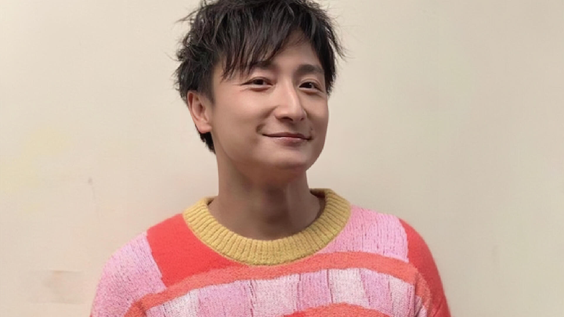 龙马精神|恭喜！香港知名荧幕男神被曝新恋情，新任女友是艺术家长相漂亮