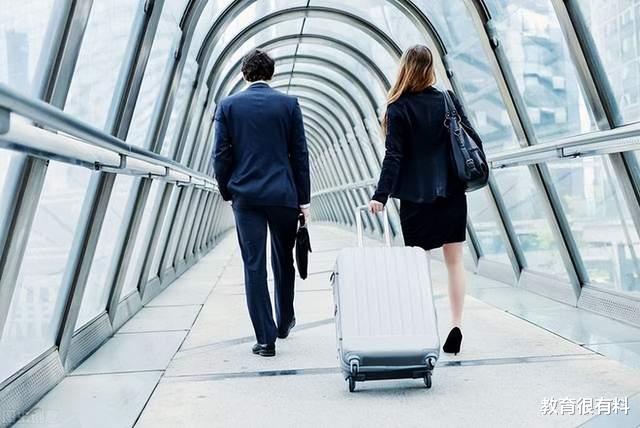 |女员工陪领导出差遇言语骚扰,警局内毫无歉意,反称:真倒霉!