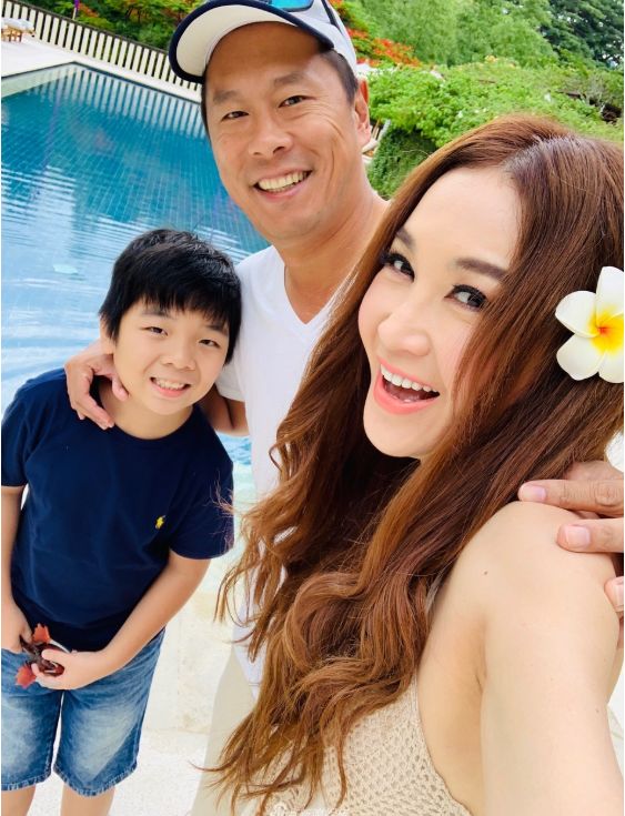 温碧霞一家贵州旅游，57岁依旧走少女路线，养子与爸爸一模一样