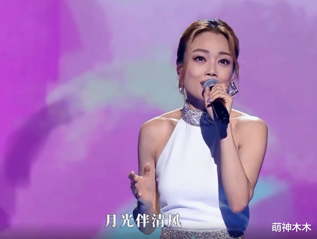 明星湾区晚会造型:肖战港风撑场,关晓彤秀美腿,章子怡仙气飘飘