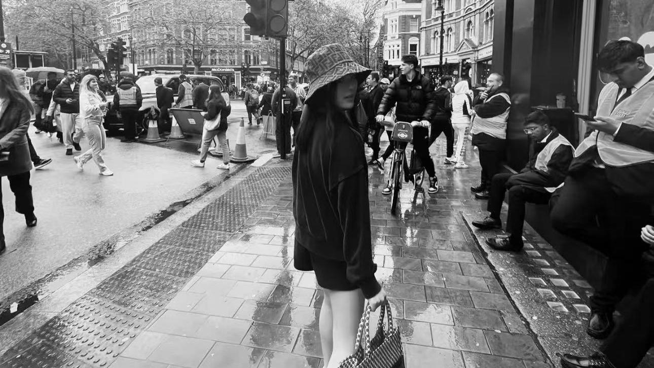 王诗龄|王诗龄520收近10万玫瑰！秀长腿名媛范足，李湘独过520疑眼含泪光