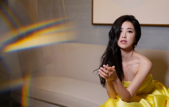 朱珠晒老公所送生日礼物，意外曝光客厅，被网友吐槽太寒酸