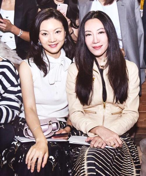 张柏芝|73岁张艺谋携41岁陈婷赴宴！一个十足老爷爷，一个阔气像上流名媛