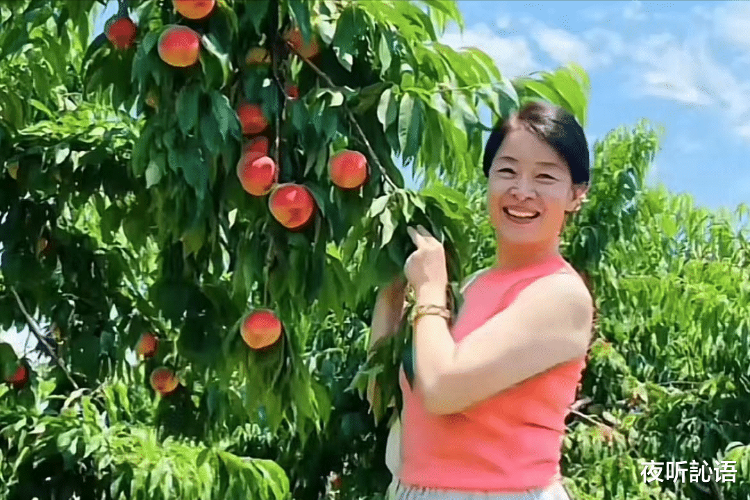 老戏骨定居日本，嫁外籍老公儿子帅气，网友质疑明星有没有爱国心