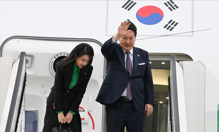 衬衫 韩国第一夫人结束访问日本回国啦！终于换了发型，绿色内搭美出圈