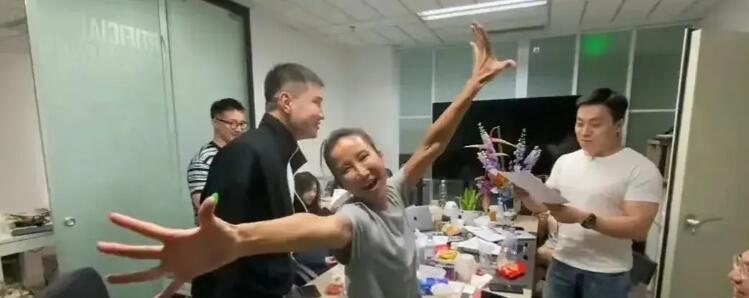 李玟|李玟暴瘦42.3公斤后再度入院，晒病床照称：害怕手术后无法再跳舞