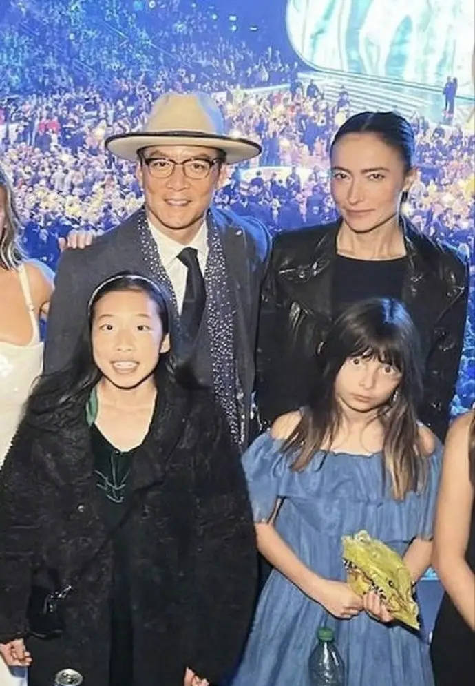 吴彦祖携妻女现身，49岁吴彦祖发福，老婆男性化明显，女儿一脸惊恐模样怪