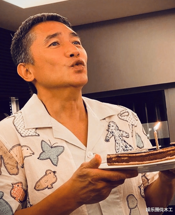 闺蜜为梁朝伟庆生搂抱狂吻，梁朝伟表情渐渐失控，刘嘉玲疑在一边