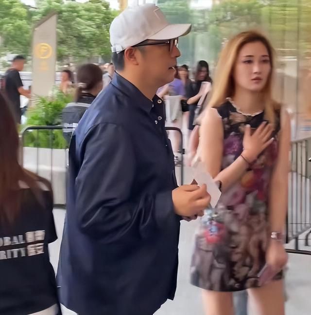 王岳伦为王诗龄做大餐并否认恋情!父女相拥大笑,李湘也回京相聚