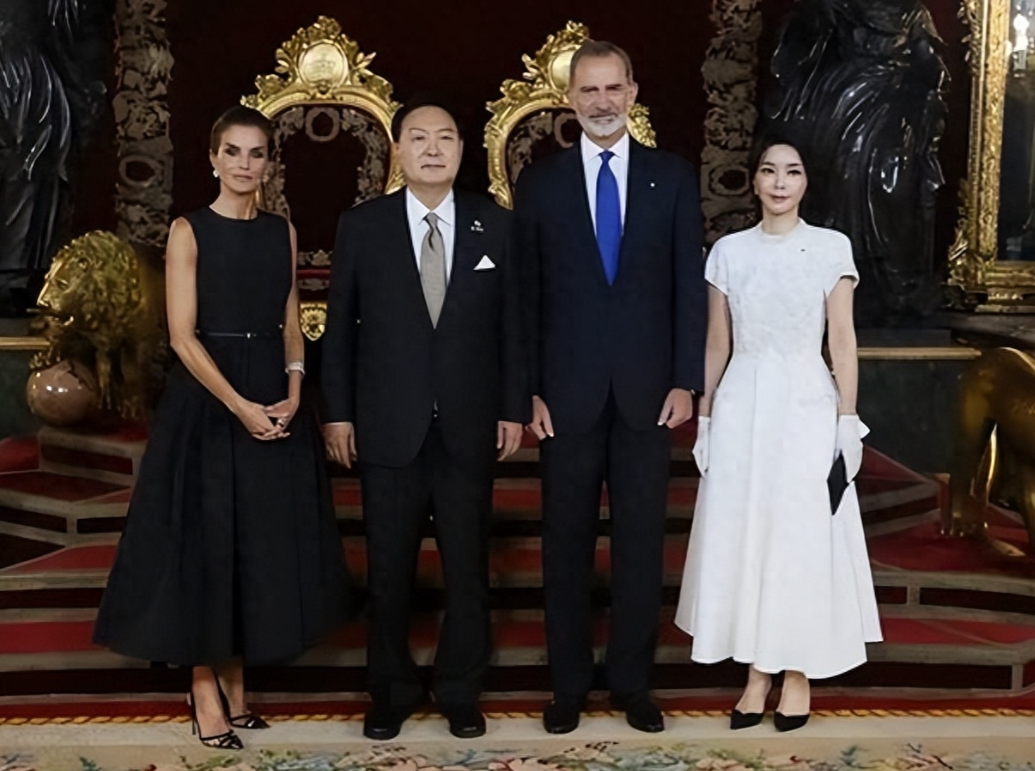 韩国夫人和文莱王子罕同框!穿白裙清纯可人,还曾和王室王后合影