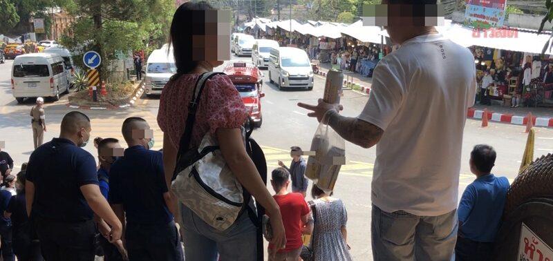 |泰总理视察清迈双龙寺期间 外国游客大摇大摆喝啤酒遭指责