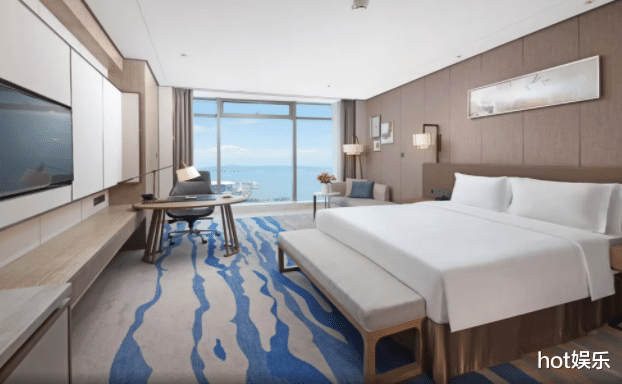 王祖贤福建再被偶遇,全程9站,住900一晚宾馆,退圈生活依旧奢侈