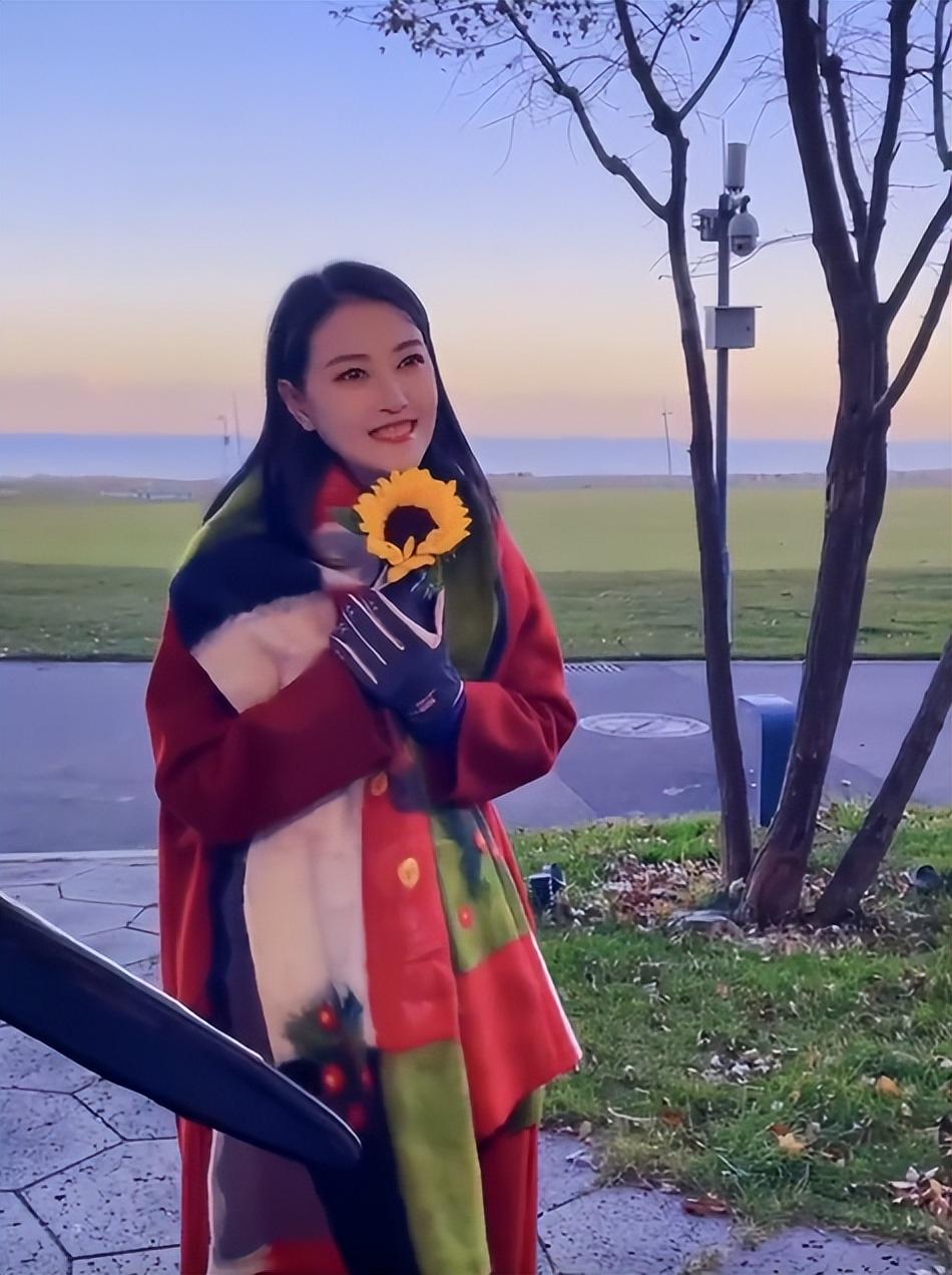 周海媚去世前最后写真曝光,手背大片淤青,面容憔悴显病态