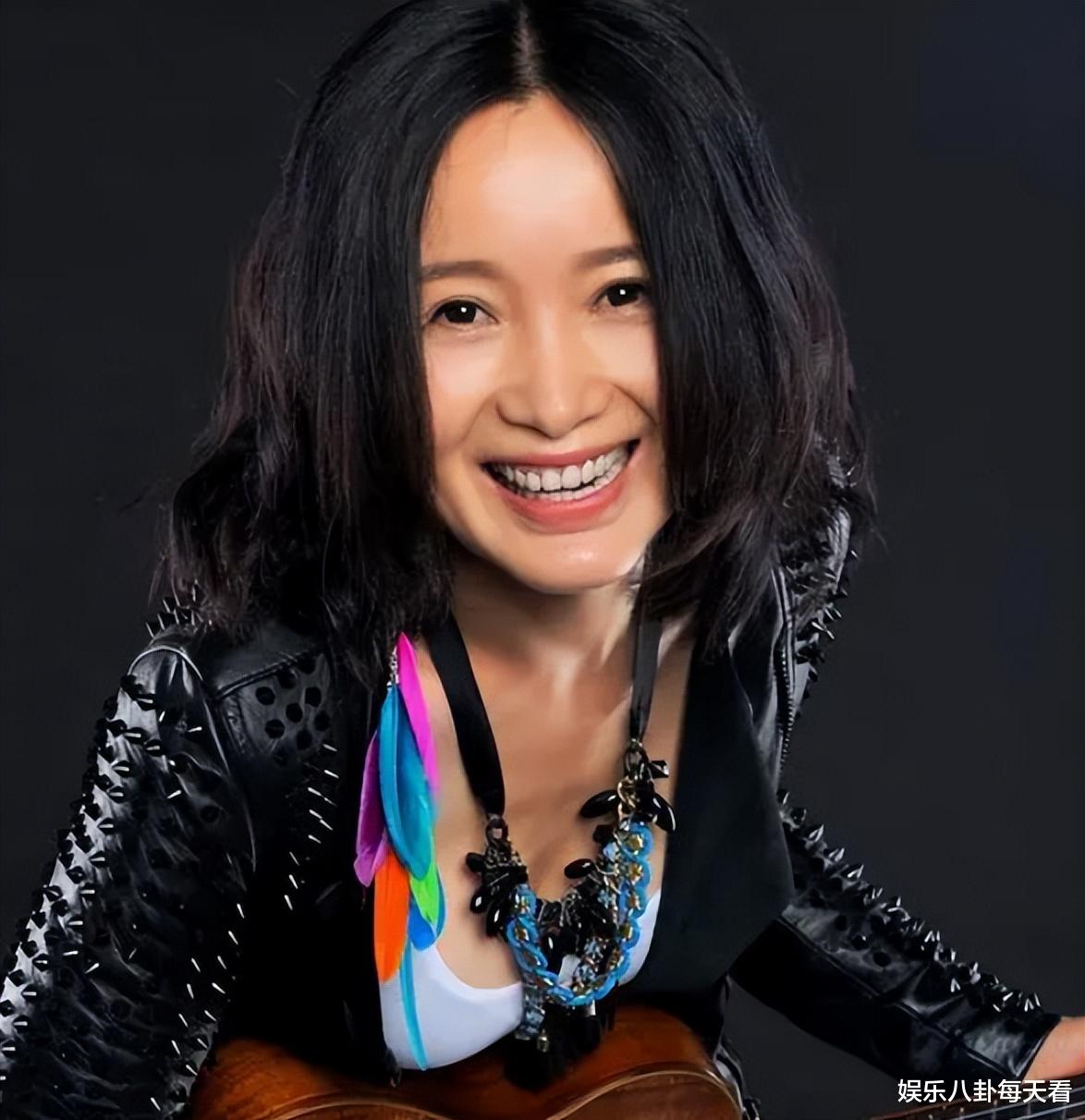 斯琴格日乐：当红时连登4次春晚，被骗堕胎后星途尽毁，如今55岁仍未婚