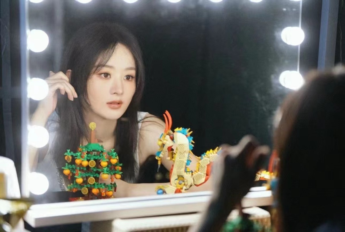 赵丽颖送新春祝福造型爆火!新发型新妆容惊艳到大家,造型师好牛