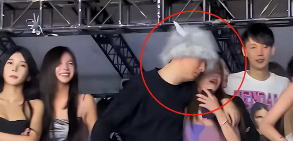 69岁王健林负债千亿，现身寺庙骨瘦如柴，王思聪仍与网红打得火热