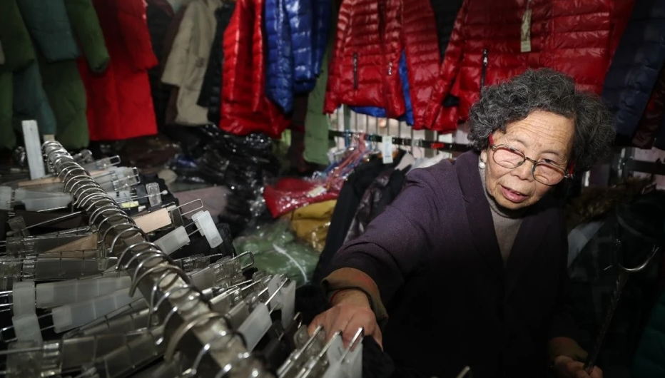媛姐头条:92岁奶奶10年街头卖羽绒服还清2077万欠款