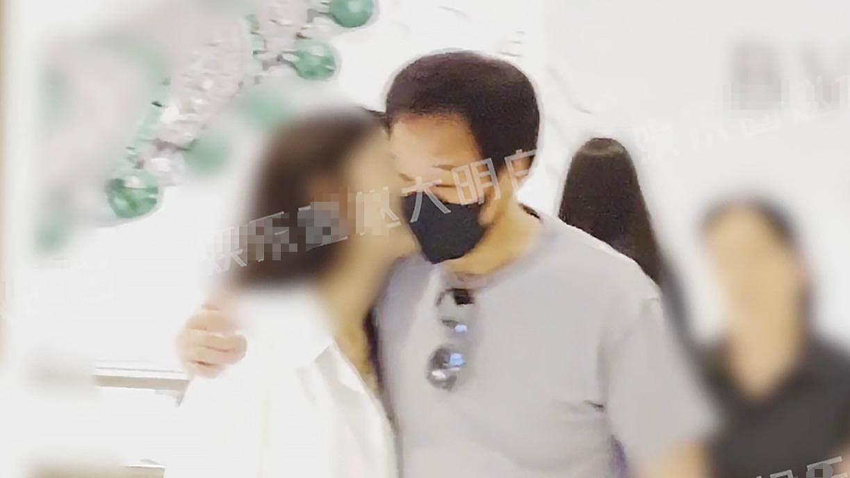 陈金飞带小女友约会，甜蜜搂肩亲戴项链帮开车门，女方不输刘亦菲