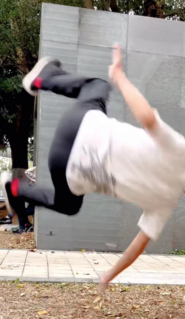 刘德华|74岁梁小龙定居内地,给粉丝表演后空翻出意外,头先着地摔成重伤!