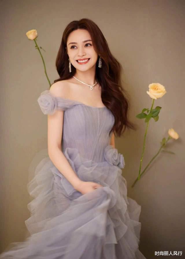 柳岩|华表奖红毯生图真敢拍!张小斐妆浓显老柳岩脸僵,44岁阿娇比baby美