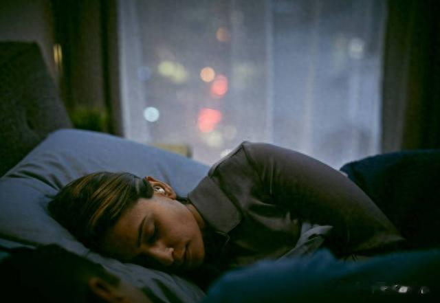 早上起床，肝不好的人可能有4种表现，若一个不占，恭喜肝还健康