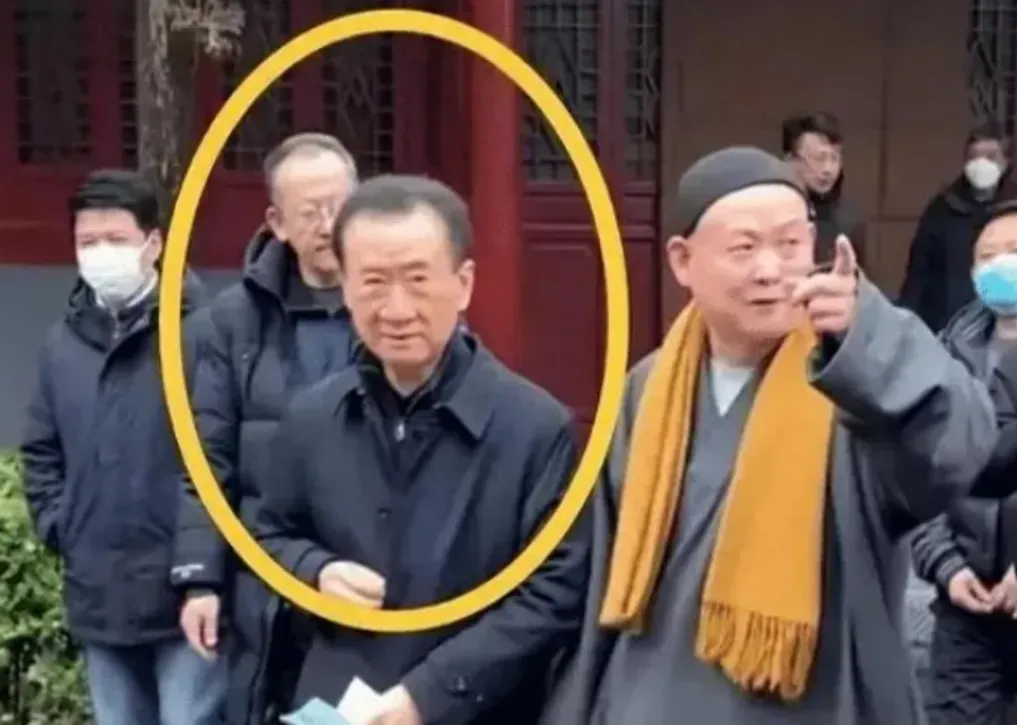 69岁王健林负债千亿，现身寺庙骨瘦如柴，王思聪仍与网红打得火热