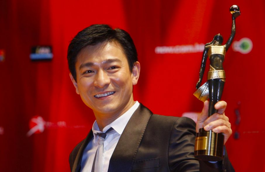 刘德华捧遗照送父亲出殡神情木讷，11岁女儿卷大波浪穿全新增高鞋