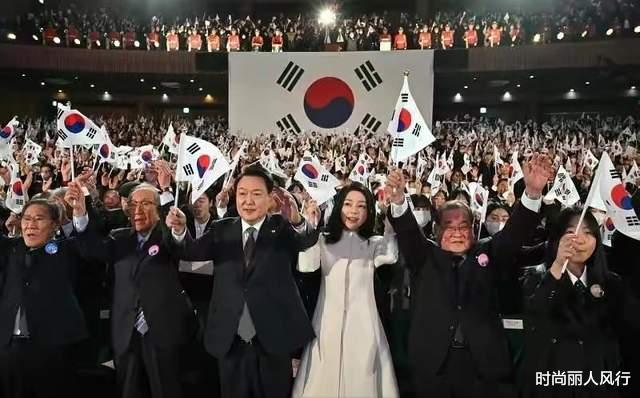 玉米 韩国第一夫人大场面太能长脸！穿小白裙美貌在人群中发光，超水嫩