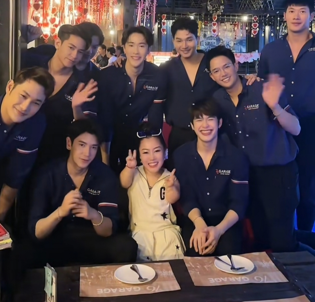 凯特·布兰切特|90公分袖珍人喜提爱车,与助理车旁合影超开心,关系亲密引热议