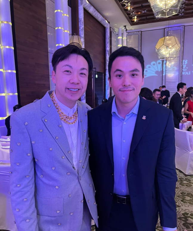 何超莲|90后何超莲裹着丝巾看秀,侧颜精致可人!准男友穿情侣装帅气有型